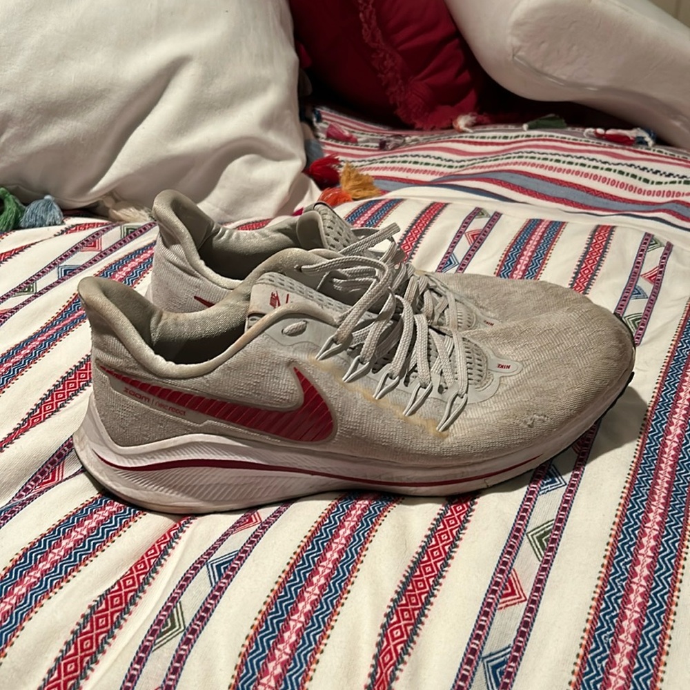 White/red Zoom Vomero Size 11.5